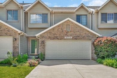 Lake Townhome/Townhouse For Sale in Plainfield, Illinois