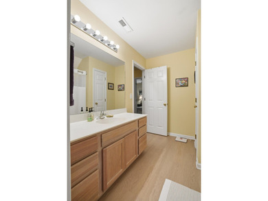 Discover the perfect blend of style and convenience in this - photo 28