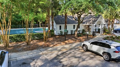 Discover the perfect blend of style and convenience in this - photo 31
