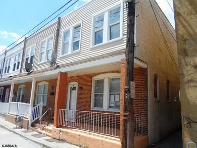 INVESTOR ALERT - SUPER LOW TAXES!! Bungalow Park single family - photo 1