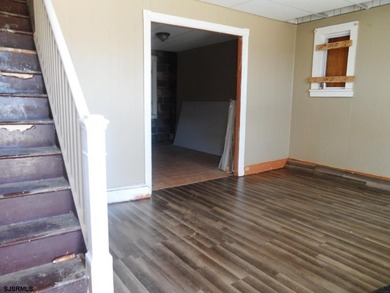 INVESTOR ALERT - SUPER LOW TAXES!! Bungalow Park single family - photo 4