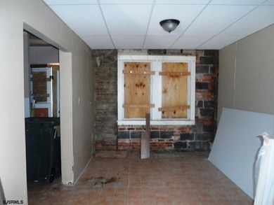 INVESTOR ALERT - SUPER LOW TAXES!! Bungalow Park single family - photo 5