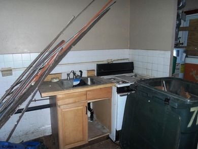 INVESTOR ALERT - SUPER LOW TAXES!! Bungalow Park single family - photo 6