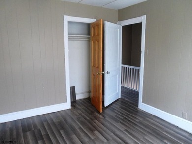 INVESTOR ALERT - SUPER LOW TAXES!! Bungalow Park single family - photo 9
