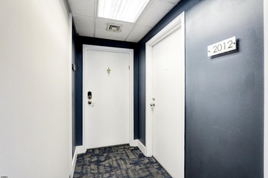 Beautifully renovated 2 bedroom, 2 bathroom residence in the - photo 4