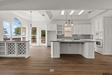 Discover the ultimate lakeside retreat at this stunning property - photo 8