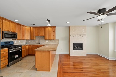 Welcome home to this fabulous 3-bedroom, 2.5-bath townhome - photo 5