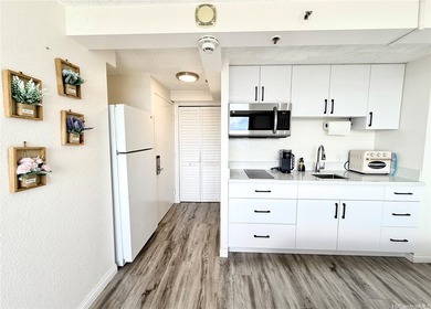 Stunning high floor one bedroom condo at Waikiki Hawaiian - photo 3