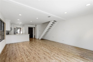 Welcome to this charming two-story condo in the desirable Quail - photo 7