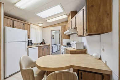 Deeply reduced and PRICED TO SELL! Welcome to easy, resort-style - photo 5