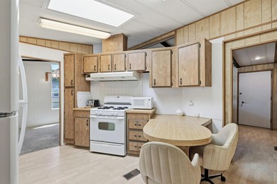 Deeply reduced and PRICED TO SELL! Welcome to easy, resort-style - photo 7