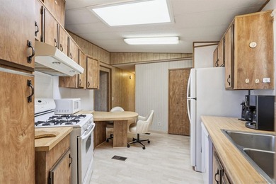 Deeply reduced and PRICED TO SELL! Welcome to easy, resort-style - photo 8