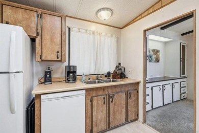 Deeply reduced and PRICED TO SELL! Welcome to easy, resort-style - photo 9