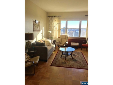 Penthouse floor with 9 foot ceilings, this, one bedroom/one bath - photo 6