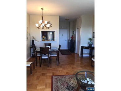 Penthouse floor with 9 foot ceilings, this, one bedroom/one bath - photo 8