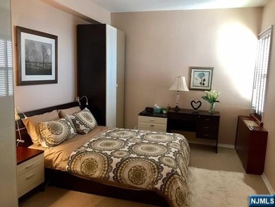 Penthouse floor with 9 foot ceilings, this, one bedroom/one bath - photo 10