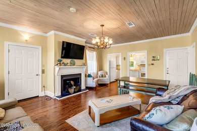 Acadian cottage, 3 bed, 2 1/2 bath, three levels with interior - photo 19