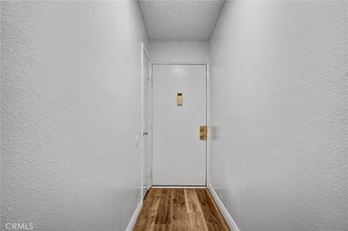 Absolutely gorgeous and completely renovated, this 2-bedroom - photo 6
