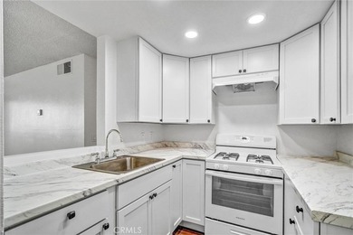 Absolutely gorgeous and completely renovated, this 2-bedroom - photo 7