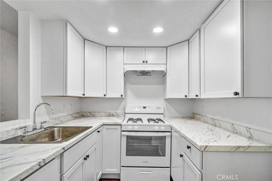 Absolutely gorgeous and completely renovated, this 2-bedroom - photo 8
