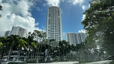 LUXURY FULL SERVICE COMMUNITY IN AVENTURA. 2 BEDROOMS AND 2 1/2 - photo 3