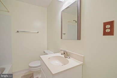 Beautifully maintained end-unit townhome in the highly desirable - photo 33
