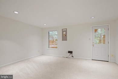 Beautifully maintained end-unit townhome in the highly desirable - photo 34