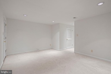 Beautifully maintained end-unit townhome in the highly desirable - photo 36
