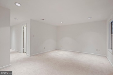Beautifully maintained end-unit townhome in the highly desirable - photo 38