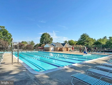 Beautifully maintained end-unit townhome in the highly desirable - photo 44
