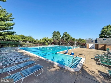 Beautifully maintained end-unit townhome in the highly desirable - photo 45
