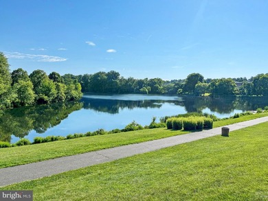Beautifully maintained end-unit townhome in the highly desirable - photo 47