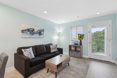 Just a short walk from the beach, this turnkey top-floor 2BR/2BA - photo 2