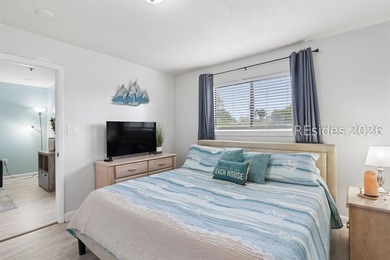 Just a short walk from the beach, this turnkey top-floor 2BR/2BA - photo 6
