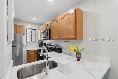 Just a short walk from the beach, this turnkey top-floor 2BR/2BA - photo 8