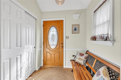 Welcome to this well-maintained 3-bedroom, 1-bathroom home - photo 4