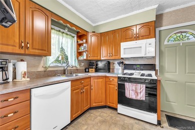Welcome to this well-maintained 3-bedroom, 1-bathroom home - photo 10