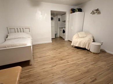 Adorable semi-renovated beach block studio condo steps away from - photo 3