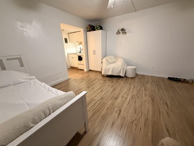 Adorable semi-renovated beach block studio condo steps away from - photo 6