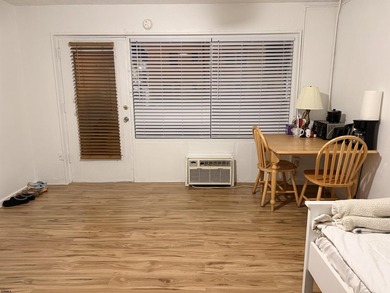 Adorable semi-renovated beach block studio condo steps away from - photo 8