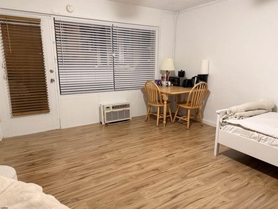 Adorable semi-renovated beach block studio condo steps away from - photo 9