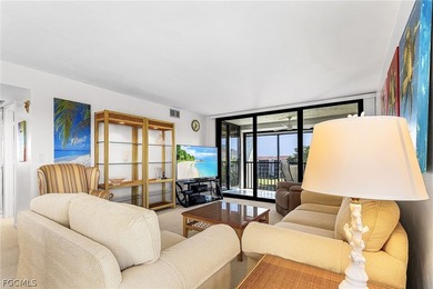 TOP FLOOR. END UNIT. SOUTHERN EXPOSURE. RIVER VIEWS