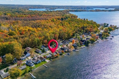 Lovingly cared for Gun Lake cottage on Robbins Bay, offering - photo 2