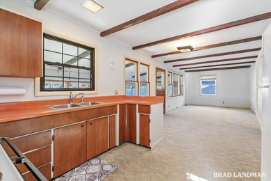 Lovingly cared for Gun Lake cottage on Robbins Bay, offering - photo 4