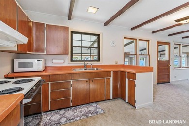Lovingly cared for Gun Lake cottage on Robbins Bay, offering - photo 5