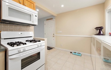 Welcome to 40 Southridge Drive, Glen Cove, NY, a cozy, bright - photo 7