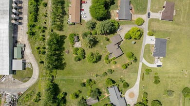 Welcome to this beautifully maintained 3-bedroom, 2-bath - photo 17