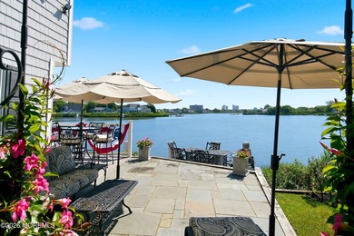 Exceptional waterfront end-unit townhouse in the highly - photo 34