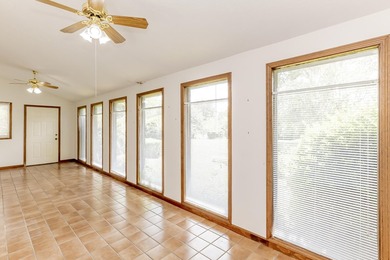 Welcome to this beautifully maintained 3-bedroom, 2-bath - photo 37