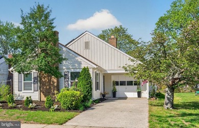 LAKEFRONT! NEW PRICE! FRESHLY PAINTED INTERIOR! NEW WINDOWS - photo 2